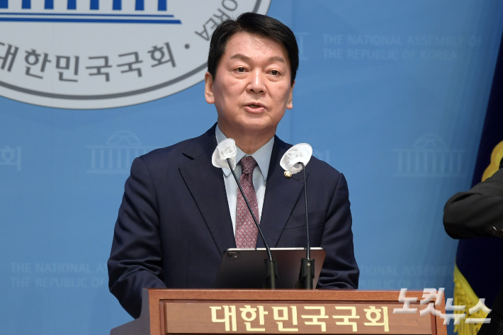 국민의힘 안철수 의원이 3일 서울 여의도 국회 소통관에서 개헌 관련 입장 발표 기자회견을 하고 있다. 윤창원 기자