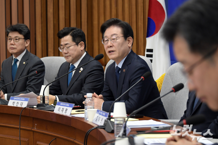 3일 서울 여의도 국회에서 열린 민주당 정책 디베이트 Ⅲ '행복하고 정의로운 대한민국, 반도체특별법 노동시간 적용제외 어떻게?'에서 이재명 대표가 발언을 하고 있다. 윤창원 기자