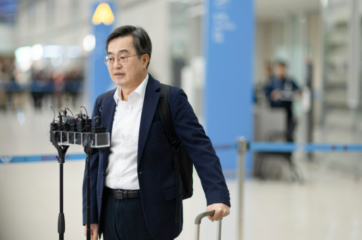 최근 스위스에서 열린 다보스 포럼 참가 후 귀국해 기자회견을 진행하고 있는 김동연 경기도지사 모습. 경기도 제공