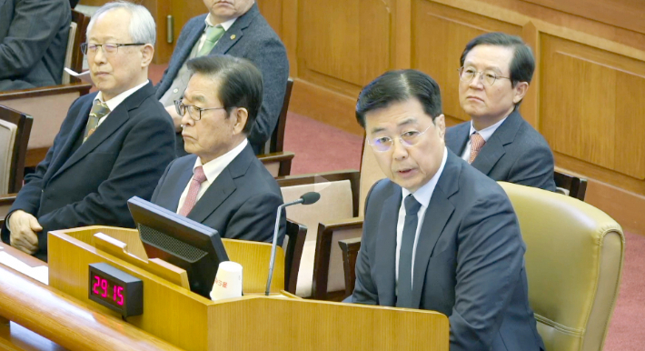 홍장원 전 국가정보원 제1차장이 4일 서울 종로구 헌법재판소에서 열린 윤석열 대통령 탄핵심판 5차 변론기일에 증인으로 출석해 발언하고 있다. 헌법재판소 제공