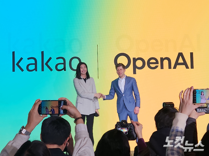 정신아 카카오 대표와 샘올트먼 오픈AI CEO가 4일 서울 중구 더플라자호텔에서 열린 카카오 기자간담회에 참석해 악수를 나누고 있다. 박성은 기자