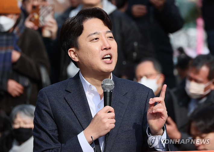 (서울=연합뉴스) 이정훈 기자 = 개혁신당 이준석 의원이 2일 서울 마포구 홍대 레드로드 버스킹거리에서 정치 현안 관련 기자회견을 하고 있다. 2025.2.2 uwg806@yna.co.kr 연합뉴스