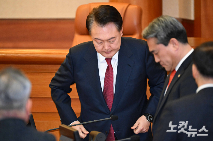 내란 우두머리 혐의로 구속기소된 윤석열 대통령이 4일 서울 종로구 헌법재판소 대심판정에서 열린 탄핵 심판 5차 변론에 출석하고 있다. 사진공동취재단