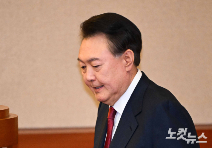 내란 우두머리 혐의로 구속기소된 윤석열 대통령이 4일 서울 종로구 헌법재판소 대심판정에서 열린 탄핵 심판 5차 변론에 출석하고 있다. 사진공동취재단