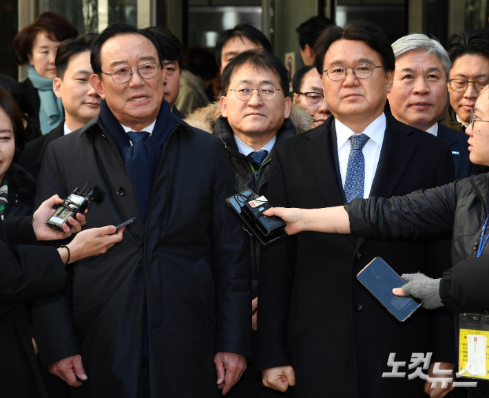 '울산시장 선거 개입 의혹' 을 받는 송철호 전 울산시장(왼쪽)과 조국혁신당 황운하 의원이 4일 오전 서울 서초구 서울고법에서 열린 항소심 선고공판에서 무죄선고를 받은 후 입장을 밝히고 있다. 황진환 기자