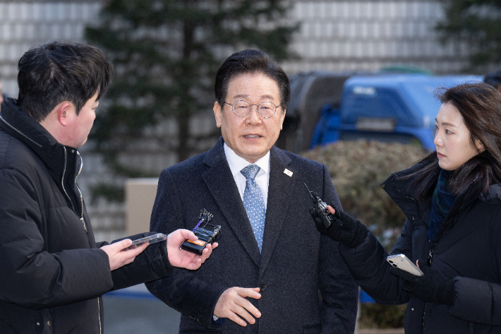 취재진에게 입장 발표하는 이재명 대표      (서울=연합뉴스) 이진욱 기자 = 더불어민주당 이재명 대표가 4일 오전 서울 서초구 서울중앙지법에서 열린 '대장동 배임·성남FC 뇌물' 관련 1심 속행 공판에 출석, 취재진에게 입장 발표를 하고 있다. 2025.2.4 [공동취재]     cityboy@yna.co.kr (끝)   <저작권자(c) 연합뉴스, 무단 전재-재배포, AI 학습 및 활용 금지> 연합뉴스