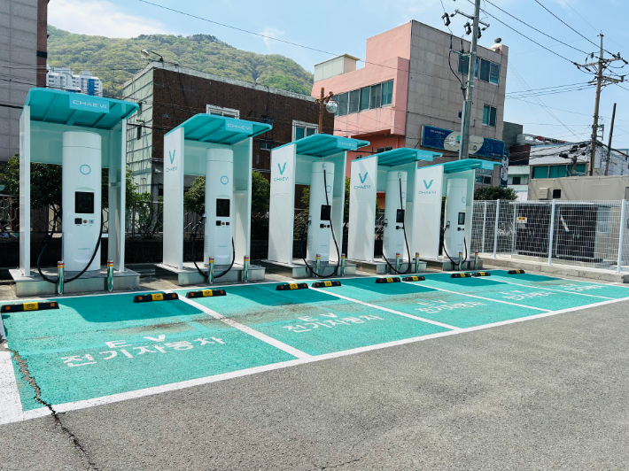 부산시가 2025년 전기자동차 구매보조금 지원사업을 본격 추진한다. 사진은 시내 공영주차장에 설치된 전기자동차 충전시설.   부산시설공단 제공