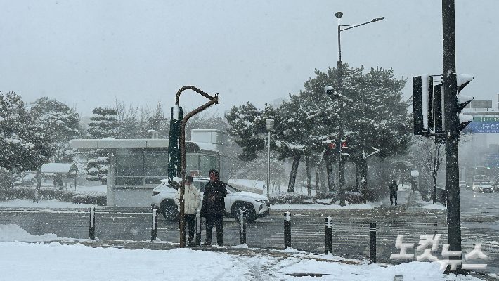 광주·전남 대부분 지역에 대설특보가 내려진 지난 4일 오전 시민들이 광주시청 앞 횡단보도를 건너고 있다. 김한영 기자 
