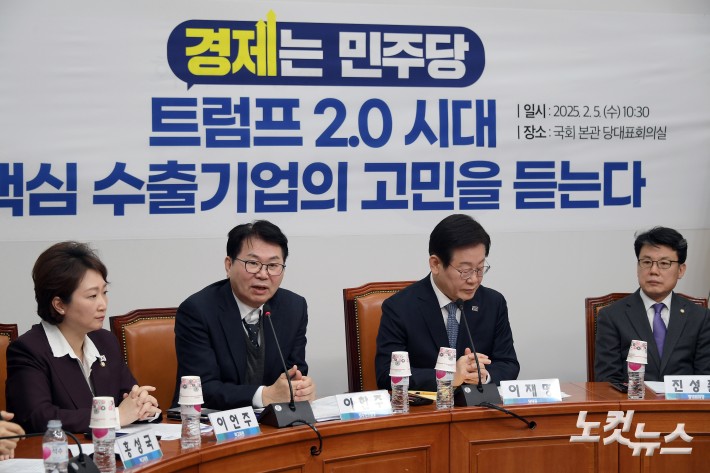 발언하는 이한주 민주연구원장