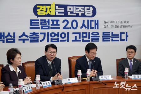 발언하는 이한주 민주연구원장