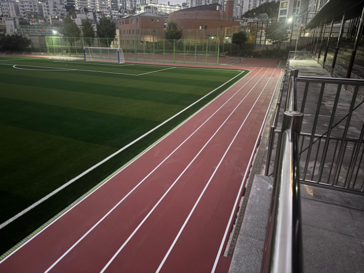 새로 단장한 경문고 운동장. 서울시 제공