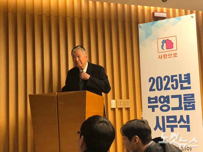 출산장려금 지급을 겸한 시무식 행사 직후 취재진 앞에서 백브리핑 중인 부영그룹 이중근 회장. 이은지 기자