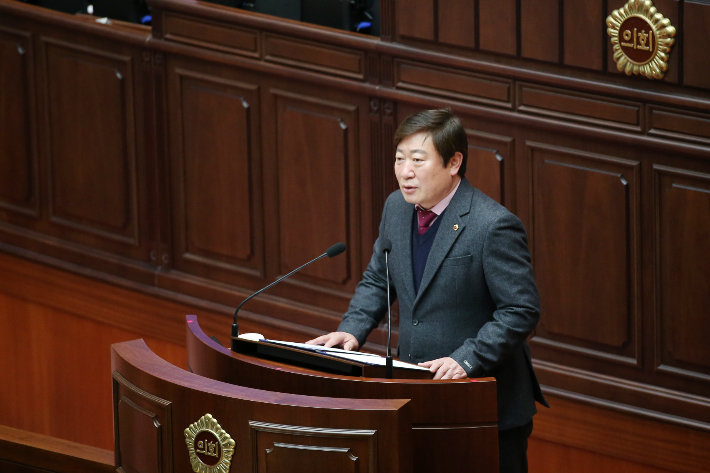 5일 부산시의회 본회의장에서 국민의힘 이복조 원내대표가 '대한민국 사법부의 신속하고 공정한 판결 촉구 건의안'을 제안하고 있다. 부산시의회 제공