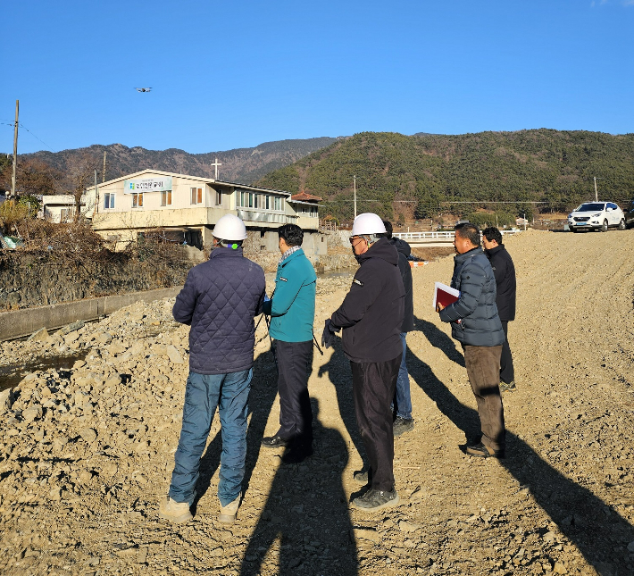 제종남 마산회원구청장은 5일 내서읍 광려천에서 하천 이지스 시스템으로 추진된 '드론 제방진단 시연'에 참석했다. 마산회원구청 제공