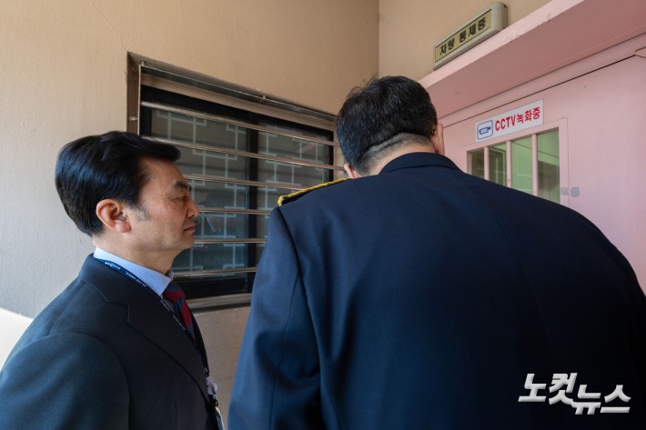 2월5일 경기 의왕시 서울구치소에서 진행된 '윤석열 정부의 비상계엄 선포를 통한 내란혐의 진상규명 국정조사특별위원회(내란 국조특위)' 2차 현장조사 청문회장에 윤석열 대통령과 증인들이 모습을 드러내지 않자, 안규백 위원장을 비롯한 위원들이 김문태 서울구치소장과 함께 비공개 신문을 위해 수감동을 찾아가고 있다.