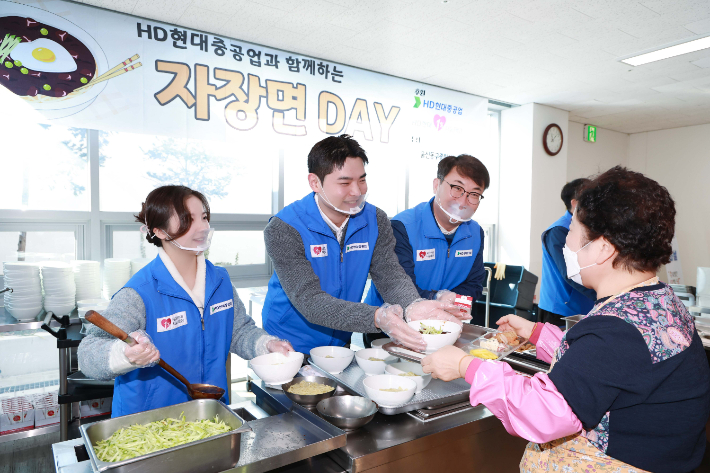 HD현대중공업 임직원들은 매주 수요일 동구종합사회복지관에서 식재료 정리와 배식 봉사에 참여한다. HD현대중공업 제공 