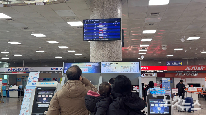 사흘째 폭설…광주공항 탑승객들·비탈길 시민들 '발 동동'