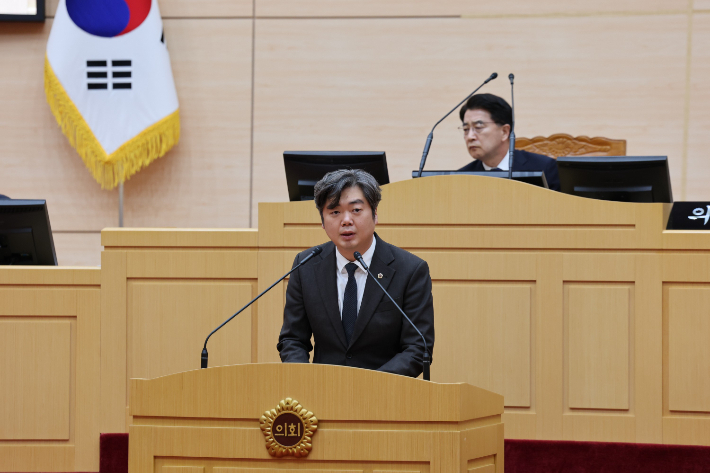 박원종 전남도의원이 5일 제387회 임시회 제1차 본회의에서 촉구 건의안을 대표 발의하고 있다. 전남도의회 제공