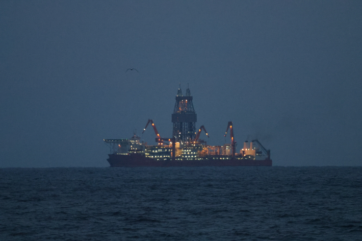 지난해 12월 경북 포항시 앞바다의 '대왕고래' 유망구조에서 시추선 '웨스트카펠라호'가 탐사 시추 작업을 하고 있다. 포항시 제공