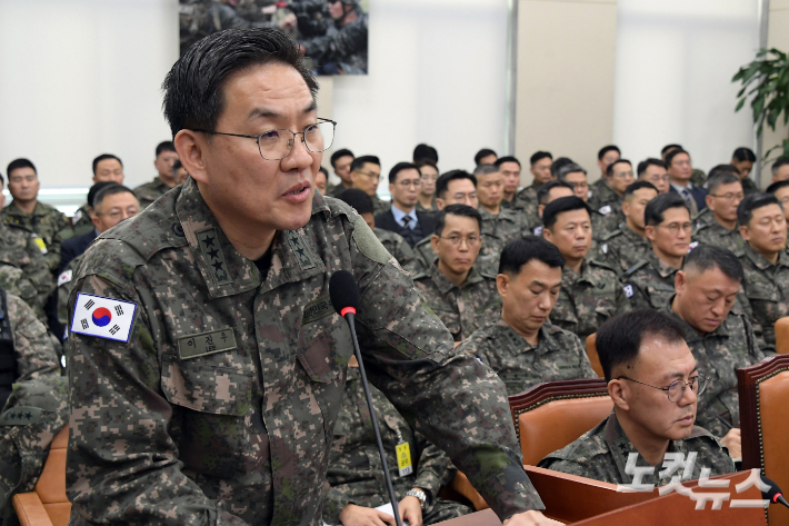 이진우 전 수방사령관이 지난달 14일 서울 여의도 국회에서 열린 윤석열정부의 비상계엄 선포를 통한 내란혐의 진상규명 국정조사특별위원회 전체회의에서 의원 질의에 답변을 하고 있다. 윤창원 기자