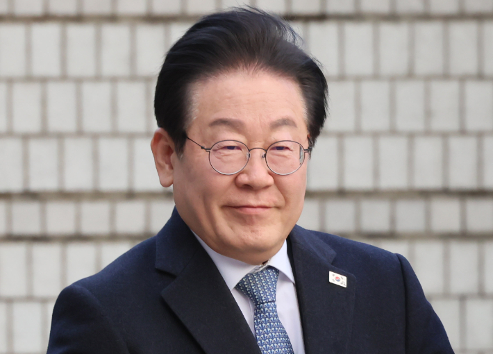 법원 도착한 이재명 대표     (서울=연합뉴스) 이정훈 기자 = 더불어민주당 이재명 대표가 5일 서울 서초구 서울고등법원에서 열린 공직선거법 위반 사건 2심 속행공판에 출석하고 있다. 2025.2.5     uwg806@yna.co.kr (끝)   <저작권자(c) 연합뉴스, 무단 전재-재배포, AI 학습 및 활용 금지> 연합뉴스