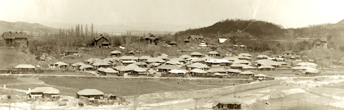 1930년대 금천동에서 바라본 양관의 모습. 오른쪽부터 양관 1, 2, 3, 4, 5, 6호이며 6호는 소민병원이다. 청주 성서신학원 사진 제공