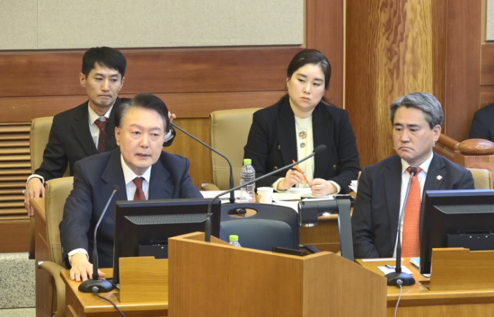 윤석열 대통령이 4일 서울 종로구 헌법재판소에서 열린 본인의 탄핵심판 5차 변론에 피청구인으로 출석해 진술하고 있다. 헌법재판소 제공