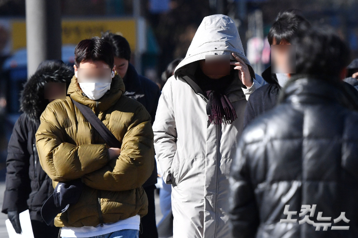 시민들이 발걸음을 재촉하고 있다. 류영주 기자
