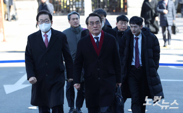 윤석열 대통령 탄핵심판 5차 변론기일이 열린 4일 오후 배보윤 변호사를 비롯한 피청구인 측 변호인단이 서울 종로구 헌법재판소 심판정으로 향하고 있다. 사진공동취재단