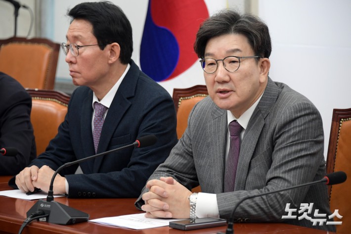 국민의힘 권성동 원내대표가 6일 서울 여의도 국회에서 제주항공 여객기 참사 유가족들과 면담을 하며 발언을 하고 있다.