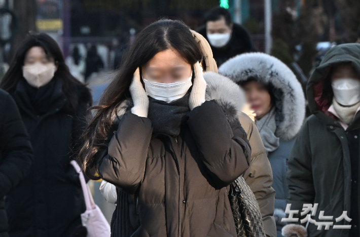 한파 속 시민들이 발걸음을 재촉하고 있다. 류영주 기자