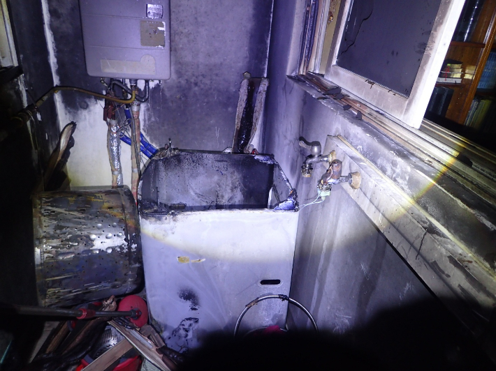 6일 해운대구의 한 아파트에서 난 불로 세탁기가 소실되고 건물 내부가 검게 그을렸다. 부산소방재난본부 제공 