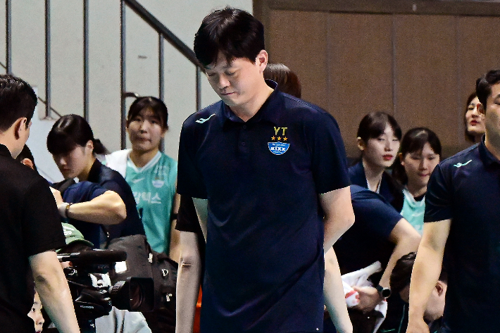 아쉬워하는 GS 이영택 감독. KOVO 제공