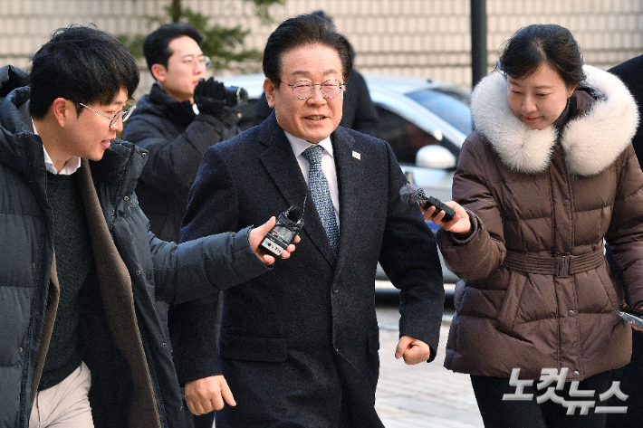 이재명 더불어민주당 대표가 5일 오후 서울 서초구 서울고등법원에서 열린 공직선거법 위반 사건 2심 속행공판에 출석하고 있다. 류영주 기자