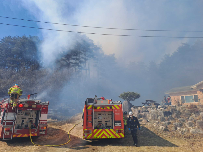 지난 5일 오전 11시 50분쯤 강릉의 한 주택에서 시작된 불이 인근 야산으로 옮겨 붙어 출동한 소방대원 등이 진화작업을 벌이고 있다. 강릉소방서 제공