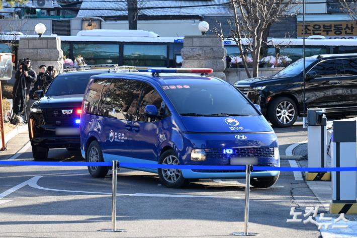 헌법재판소 도착한 윤석열 대통령 탑승 호송차