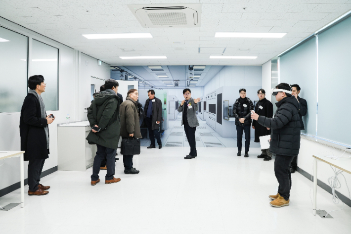대구시 수성구 알파시티의 대구대 반도체연구센터 내에 조성된 반도체 공정 교육용 XR실습실을 개소식 참석자들이 둘러보고 있다. 대구대 제공  