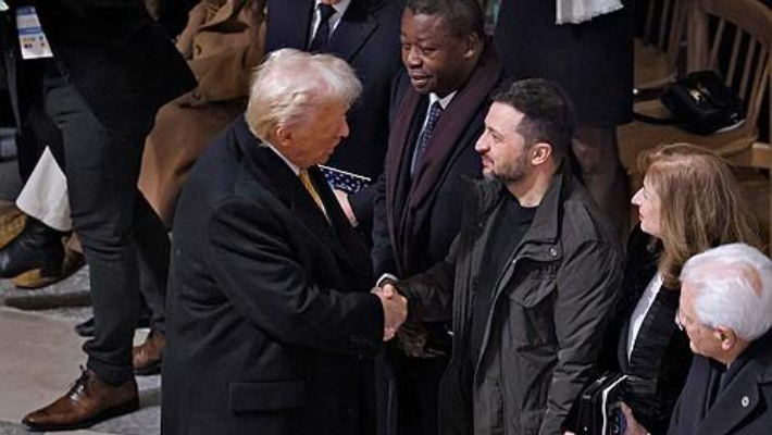 악수하는 도널드 트럼프 미 대통령과 젤렌스키 우크라이나 대통령. 연합뉴스 