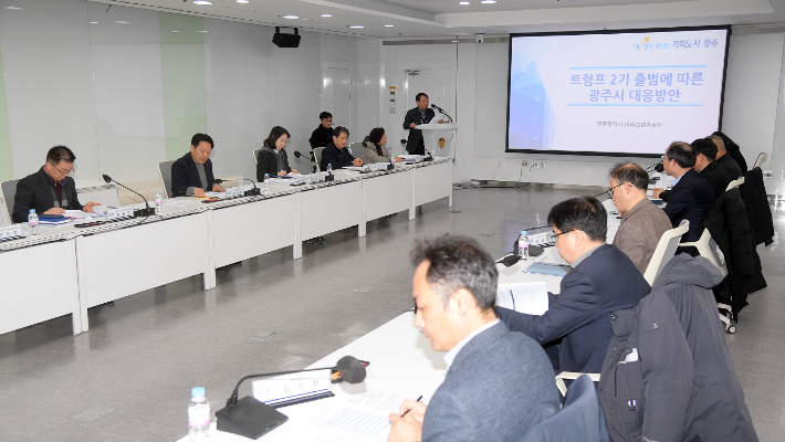 강기정 광주광역시장이 지난 5일 오후 시청 소회의실에서 트럼프 2기 출범에 따른 광주시 대응방안을 논의하고 있다. 광주광역시 제공