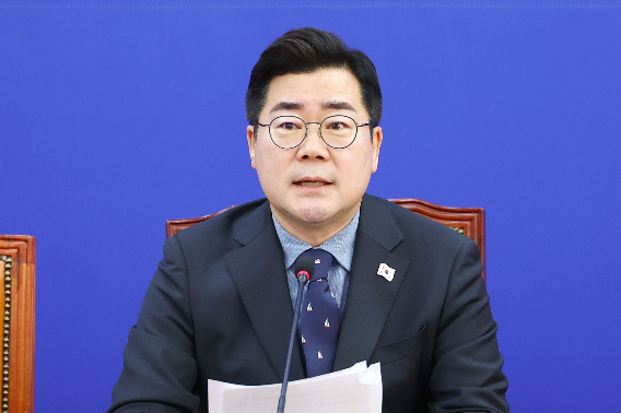 더불어민주당 박찬대 원내대표가 6일 오전 국회에서 열린 정책조정회의에서 발언하고 있다. 연합뉴스