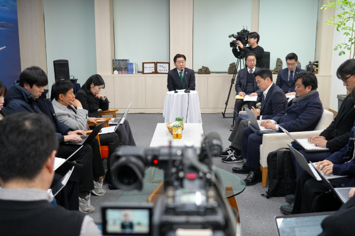 오영훈 제주지사가 6일 도청 소통회의실에서 기자간담회를 하고 있다. 제주도 제공