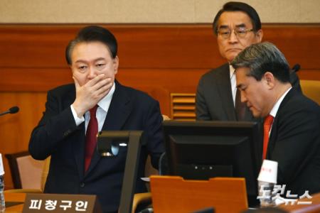 입 가리고 말하는 윤석열