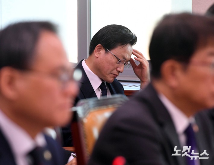 생각에 잠긴 제주항공 대표이사