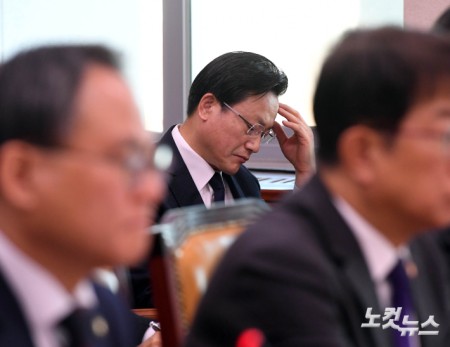 생각에 잠긴 제주항공 대표이사