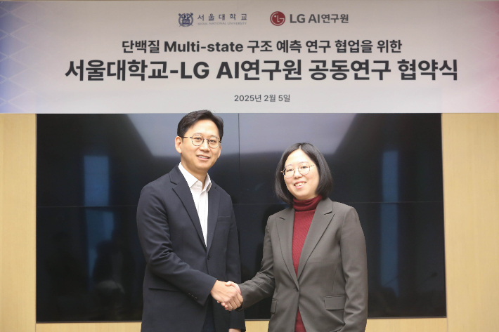 LG AI연구원은 5일 서울 강서구 마곡 LG사이언스파크 글로벌라운지에서 백민경 교수와 차세대 단백질 구조 예측 AI 공동 연구 계약을 체결했다. 배경훈 LG AI연구원장(왼쪽). LG 제공 