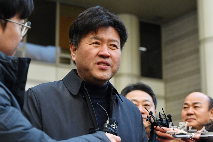 더불어민주당 이재명 대표의 측근인 김용 전 민주연구원 부원장이 6일 오후 서울 서초구 서울고등법원에서 열린 불법 정치자금 수수 혐의 항소심 선고공판에 출석하고 있다. 류영주 기자