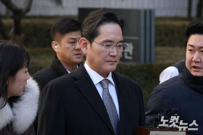 부당합병·회계부정 혐의 항소심 선고공판에서 무죄를 선고받은 이재용 삼성전자 회장이 3일 오후 서울 서초구 서울고법을 나서고 있다. 박종민 기자