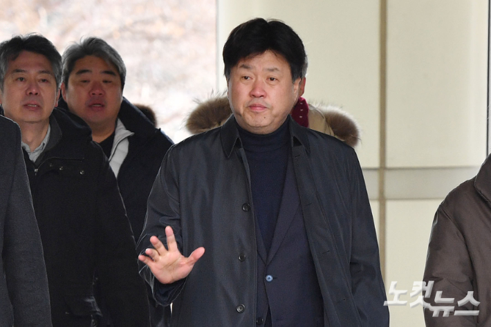 더불어민주당 이재명 대표의 측근인 김용 전 민주연구원 부원장이 6일 오후 서울 서초구 서울고등법원에서 열린 불법 정치자금 수수 혐의 항소심 선고공판에 출석하고 있다. 류영주 기자