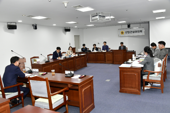 광주시의회 산업건설위원회 활동 모습. 광주광역시의회 제공