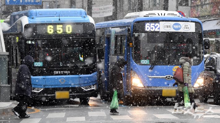 서울 전역에 대설주의보가 내려진 6일 오후 서울 강서구 화곡역 인근에서 시민들이 눈을 맞으며 걷고 있다. 황진환 기자